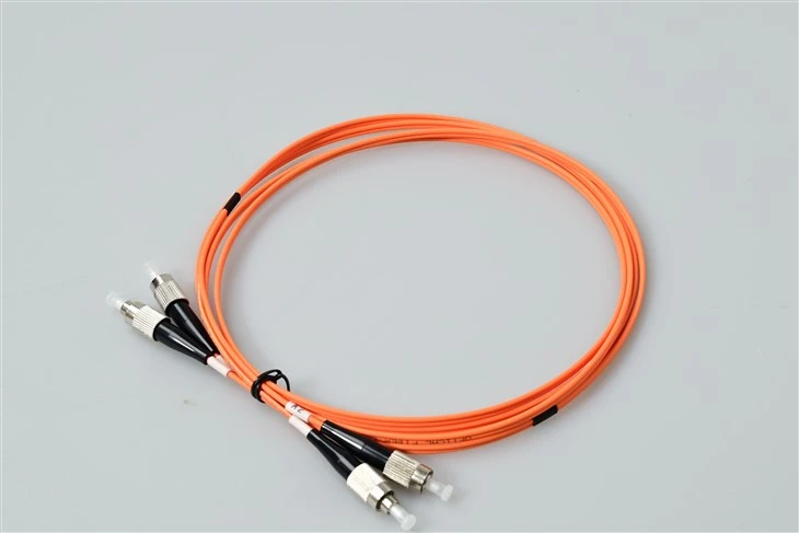 Jeden propojovací kabel FC/UPC na FC/UPC{0}}Duplex 9/125