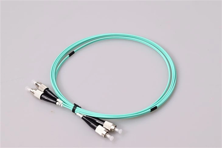 FC UPC až FC UPC OM3 Multimode Simplex Patch Cord se závitovým kovovým pouzdrem