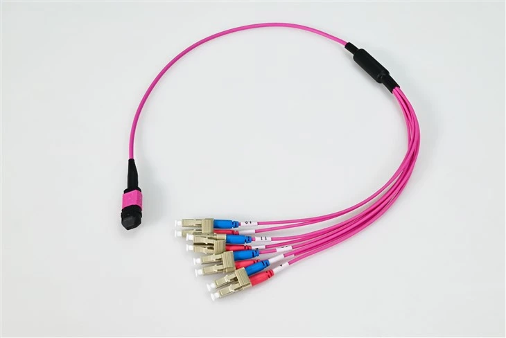 Patch kabel z optických vláken LC až MPO 8 Core 3,0 mm OM4
