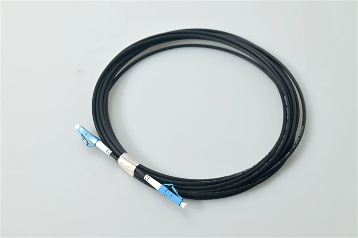 LC UPC Simplex Black Singlemode Fiber Patch kabel pro připojení SFF s vysokou{0}}hustotou