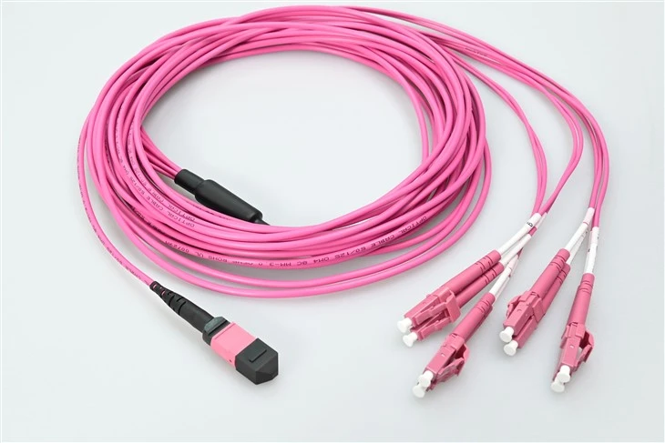 MTP na LC 8-Fibre OM4 Plenum Breakout kabel s 0,35dB nízkoztrátovým MTP konektorem